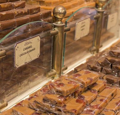 Chokoladekarameller og hårde karameller findes i hos Karamelleriet