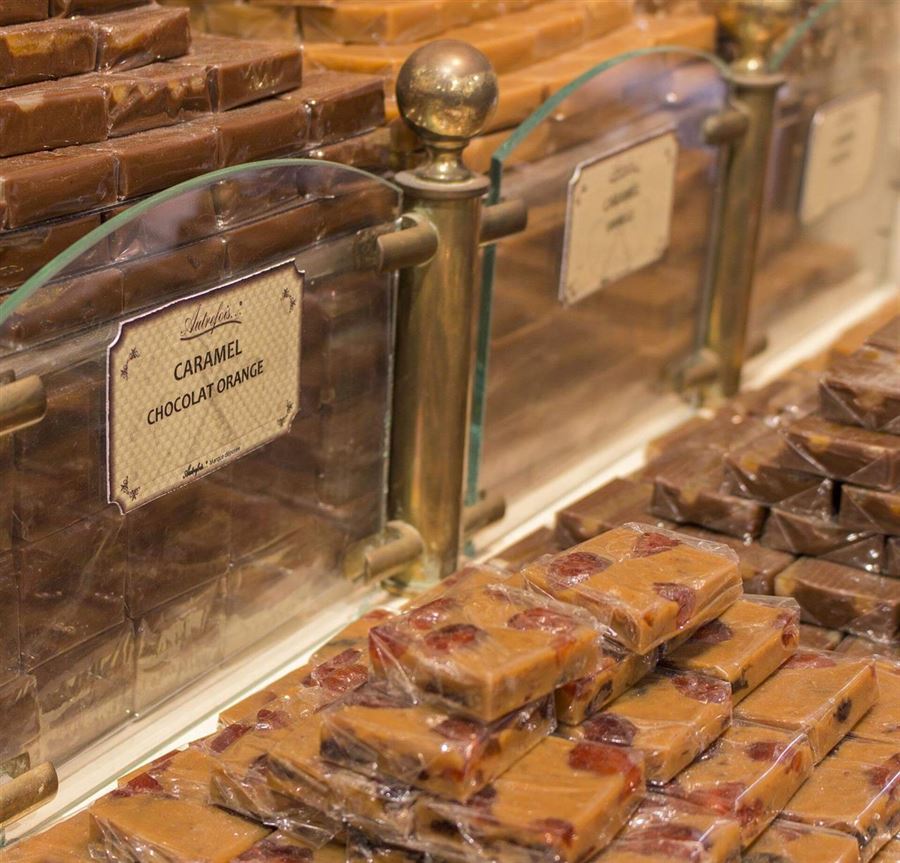 Chokoladekarameller og hårde karameller findes i hos Karamelleriet