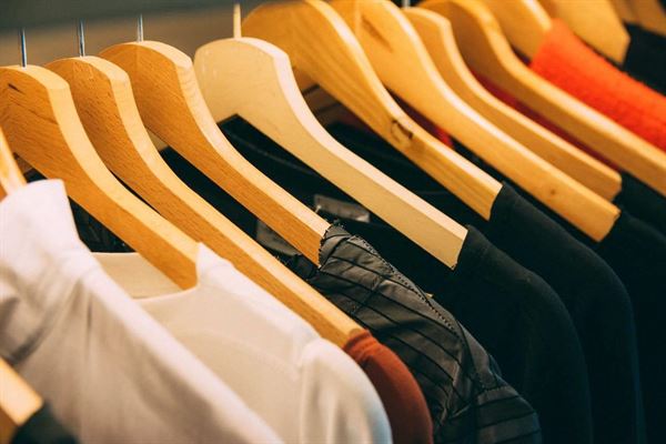 Neutral t-Shirts: Tidløs luksus til din garderobe